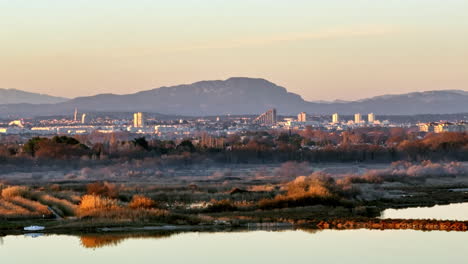 Die-Skyline-Von-Montpellier-Vor-Der-Bergigen-Silhouette,-Goldenes-Stundenlicht.