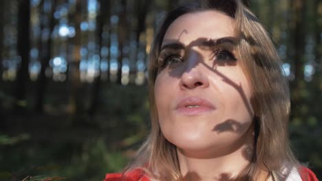 impresionante rostro del modelo femenino silueta del follaje del bosque