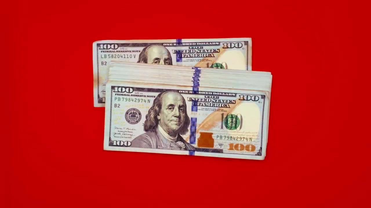 Primo piano delle mani di una persona che contano una mazzetta di banconote da cento dollari statunitensi (USD) su uno sfondo rosso semplice. Concetto di pagamento in contanti, ricchezza, transazione illegale, successo finanziario o pagamento dello stipendio