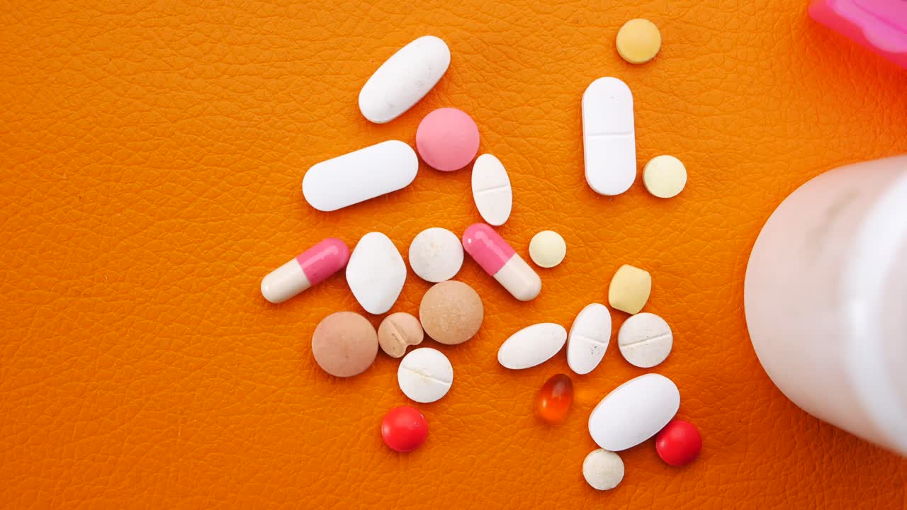 medicamentos variados y recipiente de pastillas