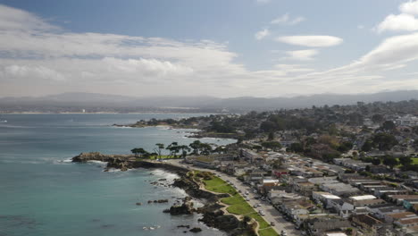 vuelo cinematográfico en 4k sobre la bahía de monterey y pacific grove, california