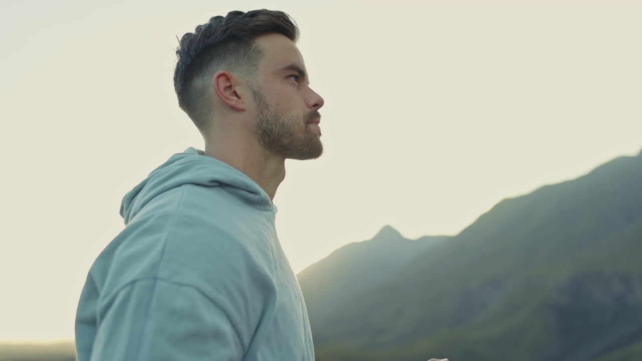 senderismo, montañas y agua potable para el hombre