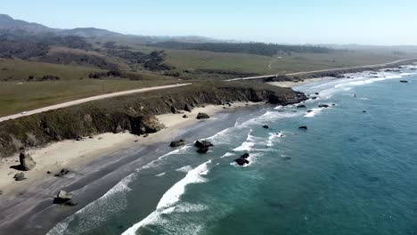 Playa-En-La-Costa-Central-A-Lo-Largo-De-La-Autopista-1