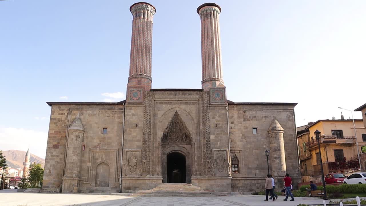 escuela de minaretes gemelos (turco: çifte minareli medrese). viajes a turquía, madrasa de minaretas gemelas, madrasas de minaretos gemelos. edificio antiguo islámico. erzurum, en turquía 9. 15. 2020