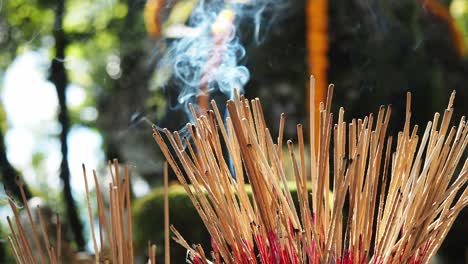 Quemando-Varitas-De-Incienso-Y-Humo-A-La-Luz-Del-Sol