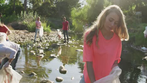 adultos voluntarios durante el día de limpieza del río