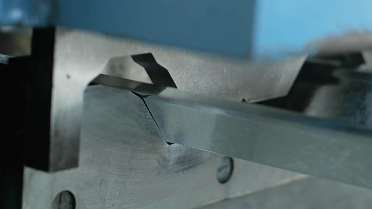 현대 금속 공장에서 금속 판을 형성하는 기계.