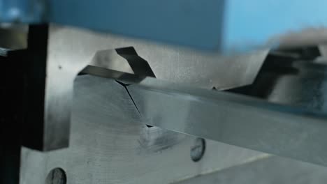 máquina de formación de láminas metálicas en la fábrica moderna de metalurgia.