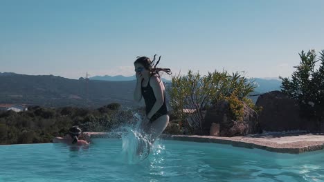 Ein-Junges-Mädchen-Springt-In-Einen-Infinity-Pool