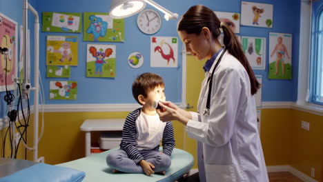 médico que examina a un niño paciente