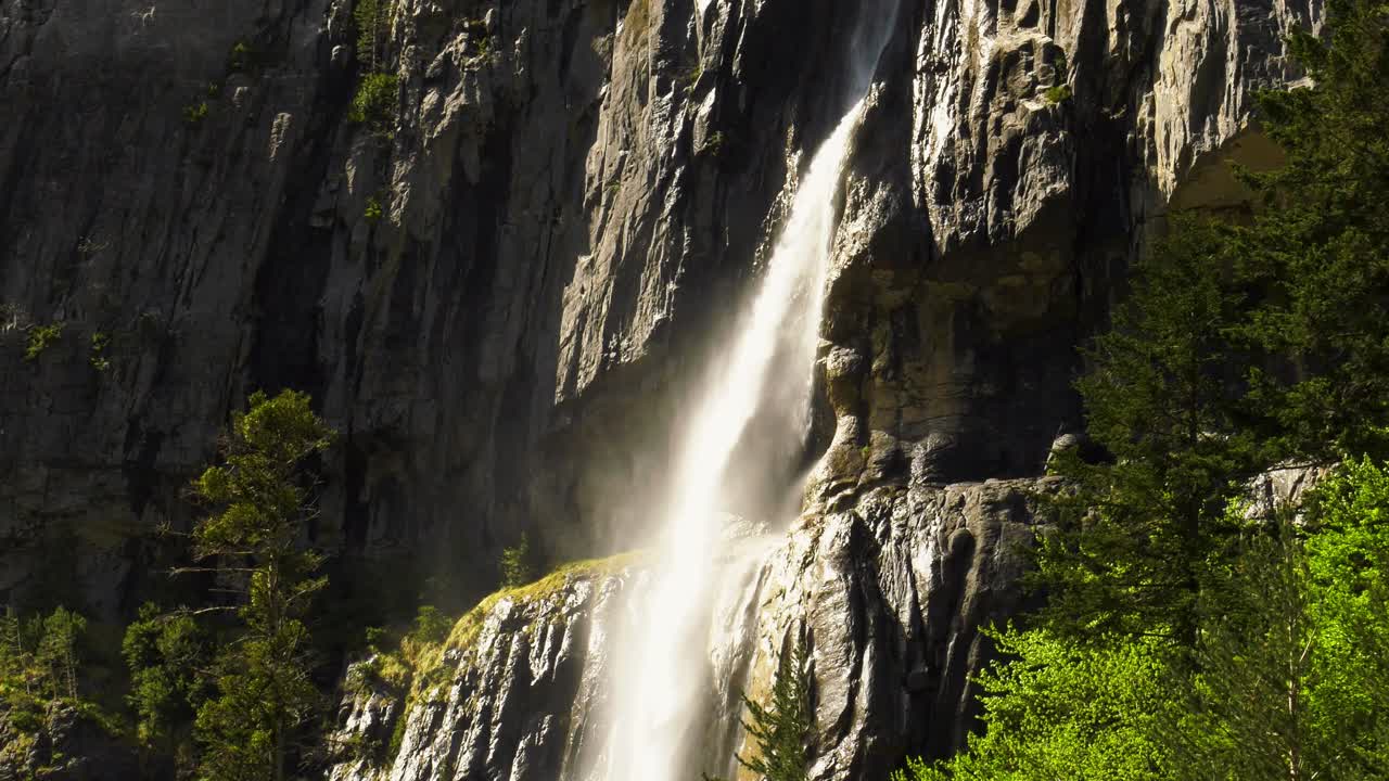 ladera escarpada con cascada, cámara lenta