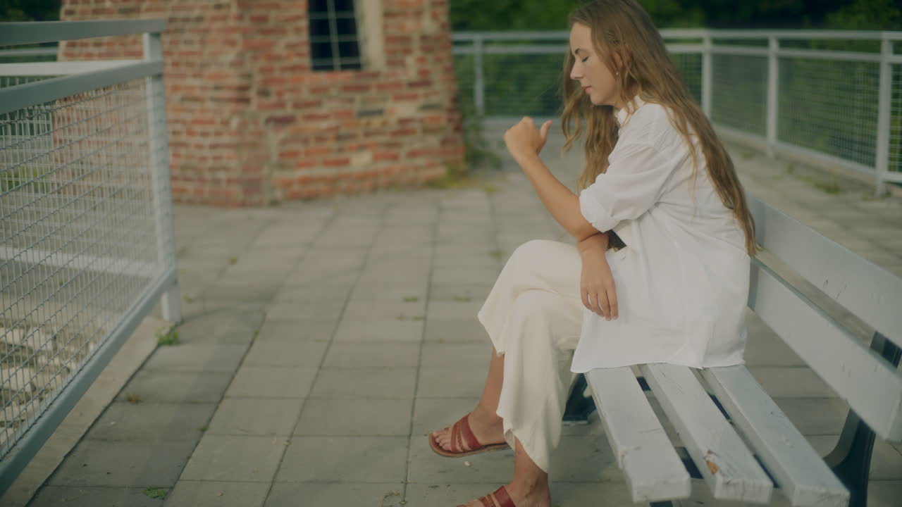 mujer pensativa sentada en un banco