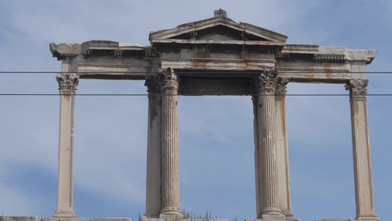 Detalje af marmorbuen og de korintiske søjler ved Hadrians Bue i Athen, Grækenland.