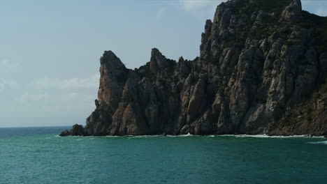 costa rocosa con olas