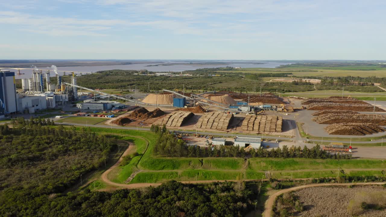 molino de celulosa en la orilla del río en américa del sur uruguay