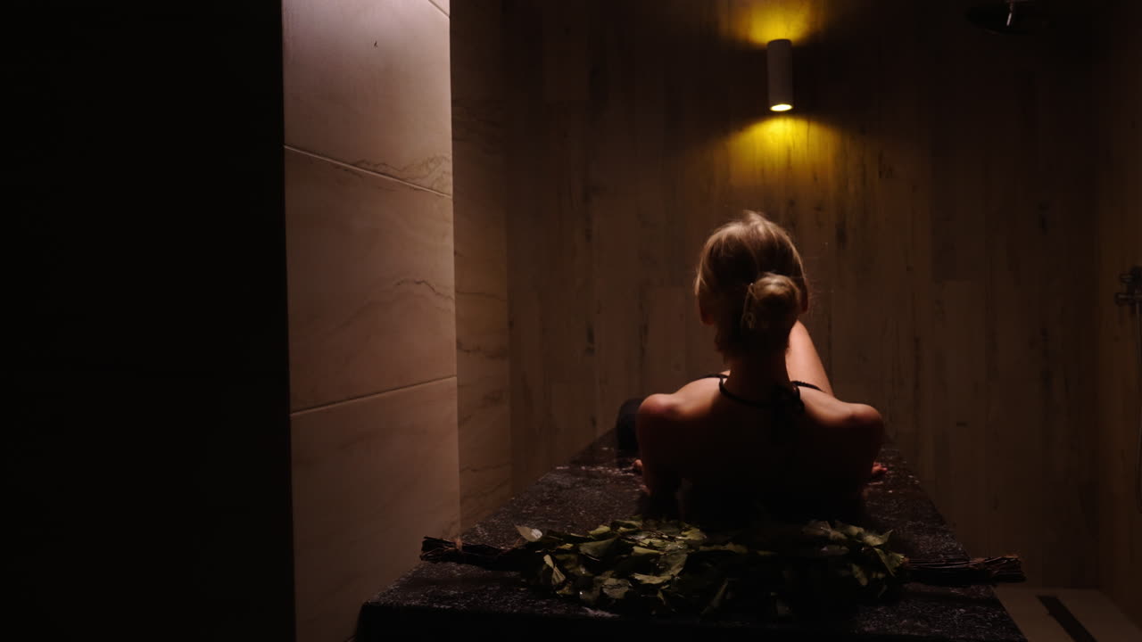mujer relajándose en una sauna