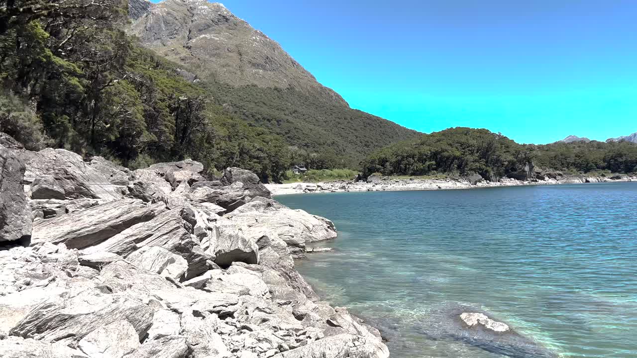 Vista del lago di montagna incontaminato, il Lago MacKenzie, lungo il Routeburn Track. Estate in Nuova Zelanda, all'aperto.