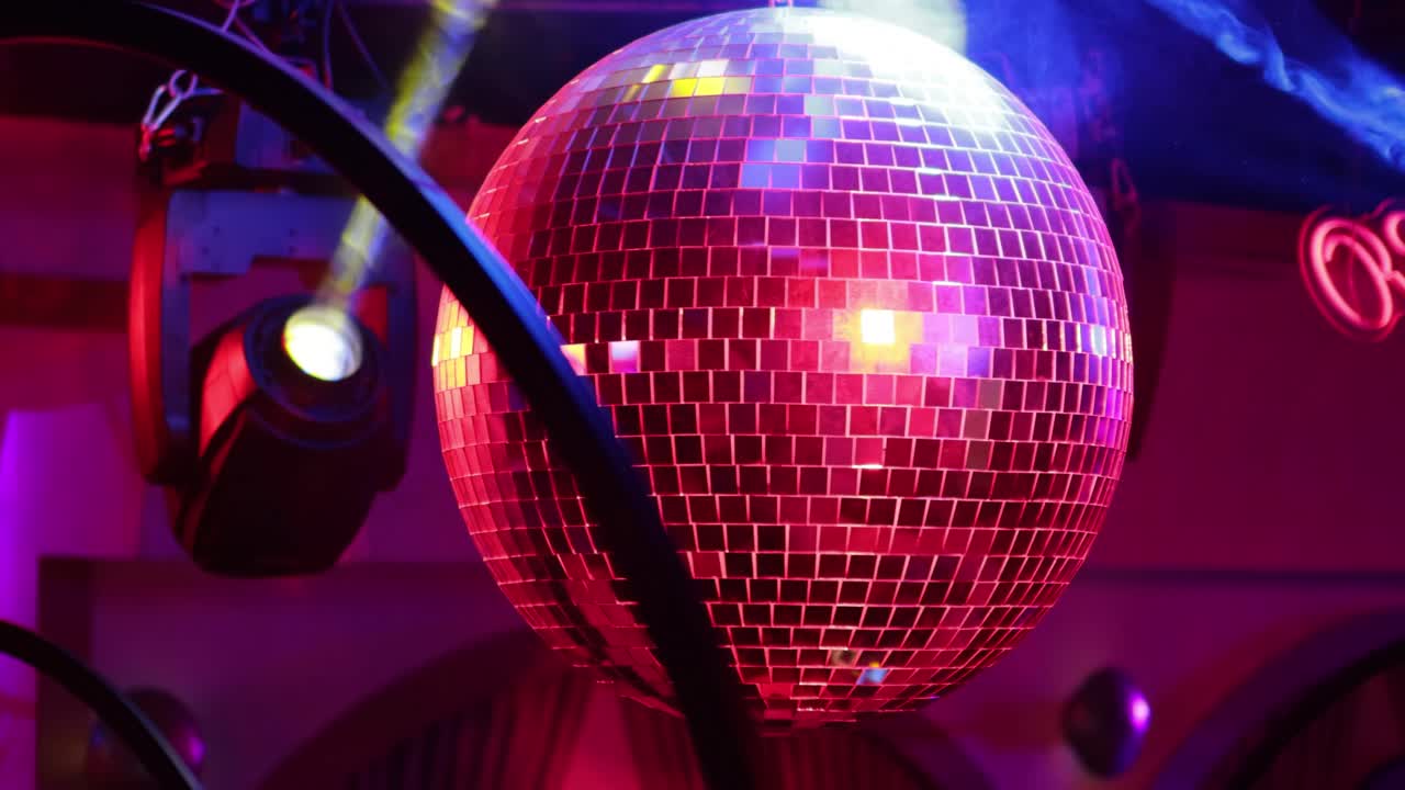 el fondo de reflexión de la luz de la bola de la discoteca en un club nocturno.