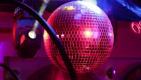 Fondo-De-Reflexión-De-Luz-De-Bola-De-Discoteca-De-Fiesta-En-Una-Discoteca.