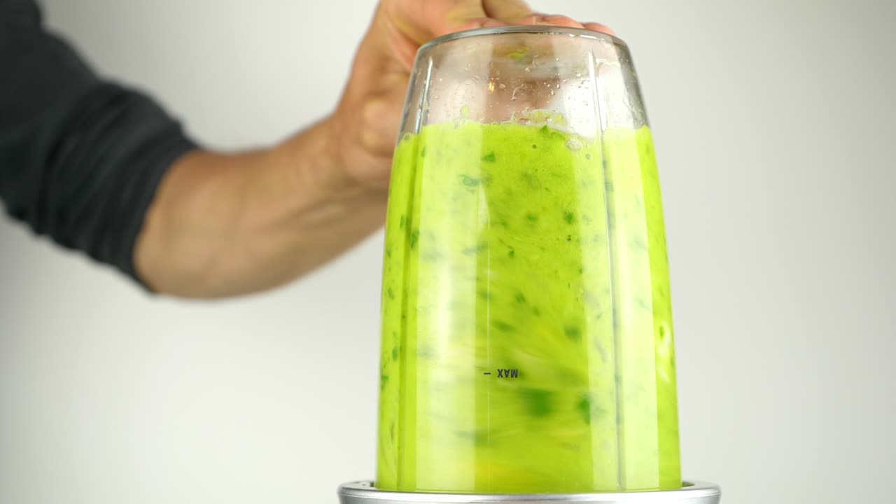 스무디 메이커를 사용하여 망고 조각을 포함한 다양한 식품을 혼합합니다.