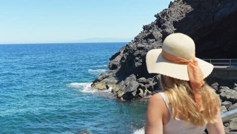 el sentido calmante de la libertad femenina mirando a las costas de candelaria tenerife españa