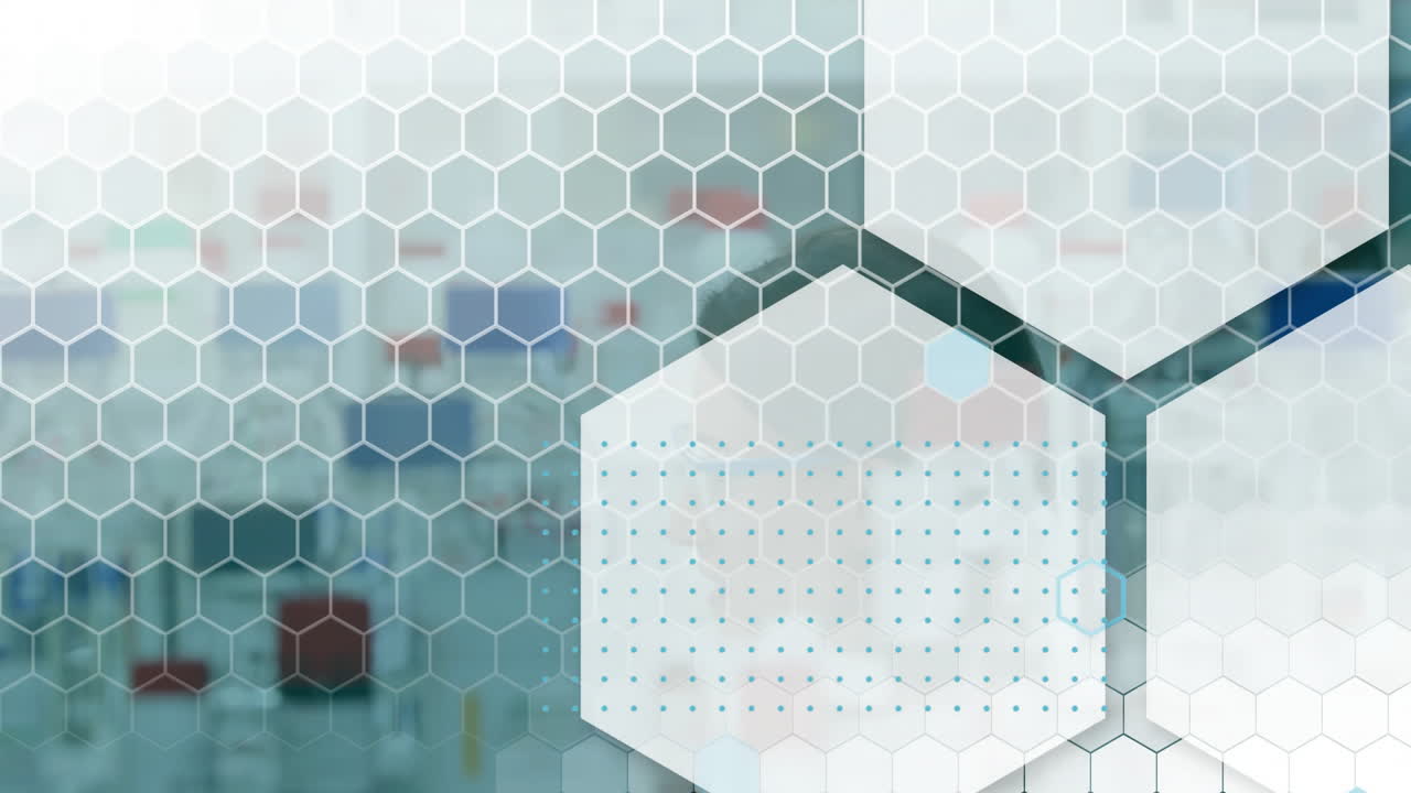 animación de hexágonos y procesamiento de datos científicos sobre una científica caucásica en el laboratorio