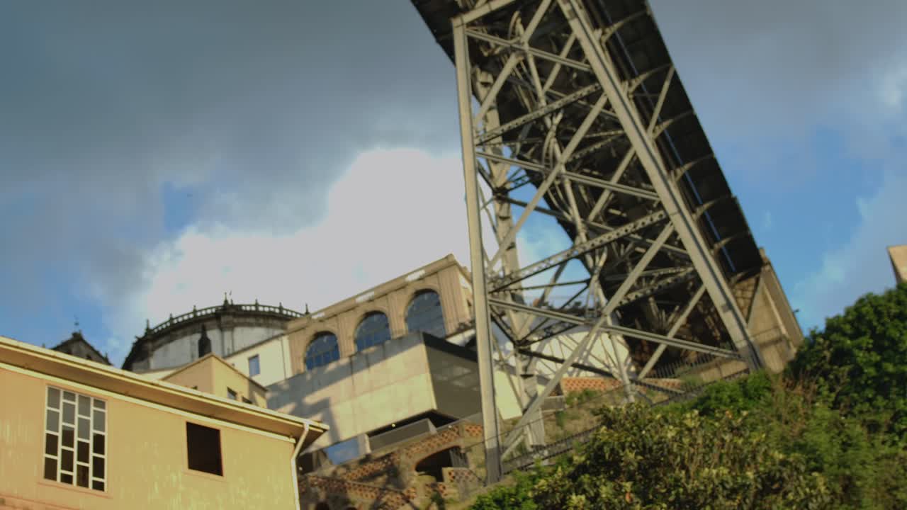 포르토의  루이스 i 다리 아래에서 촬영된 영상