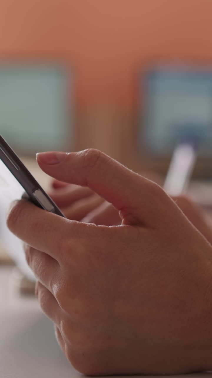 mujer escribe en una tableta en el vestíbulo de la biblioteca pública. dama busca información en internet a través de un dispositivo portátil en la sala de lectura. concepto de aprendizaje electrónico