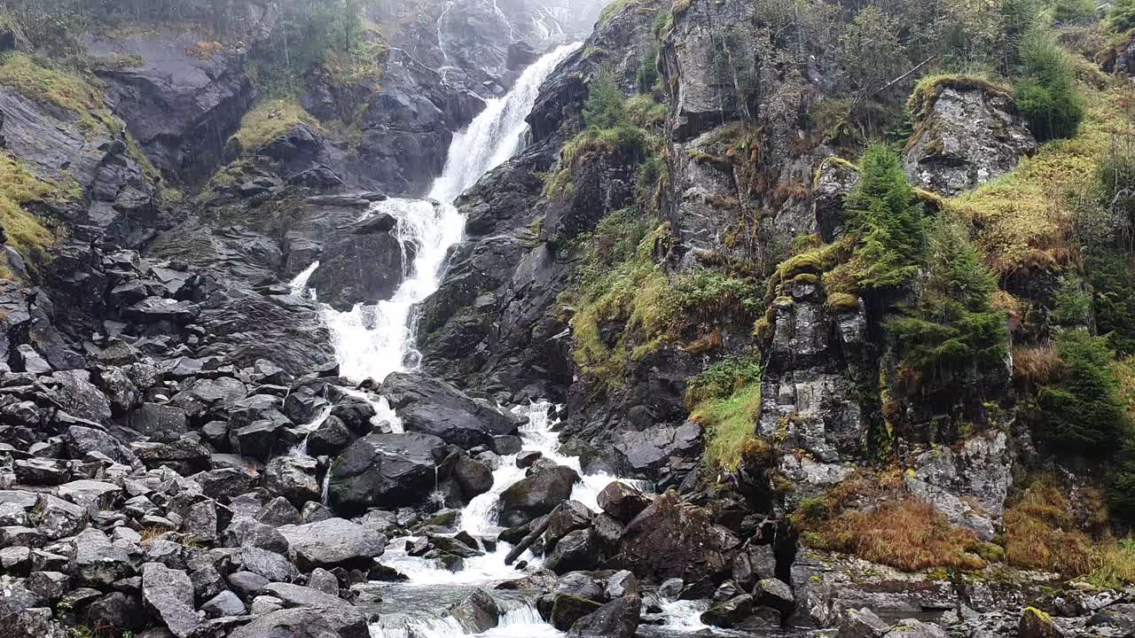 cascada de latefoss en otoño, noruega