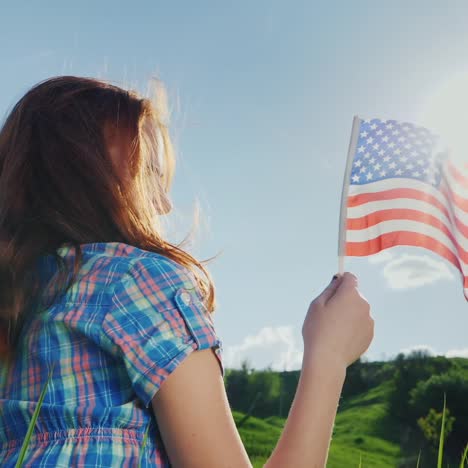 atractiva adolescente pelirroja con la bandera americana 3