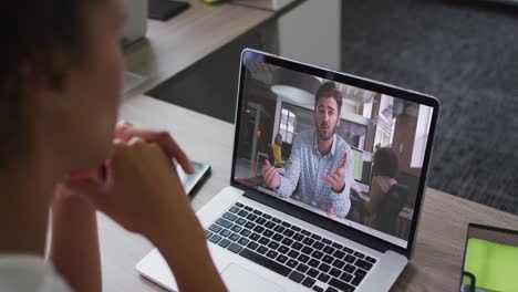 Mujer-Afroamericana-Haciendo-Una-Videollamada-En-Una-Computadora-Portátil-Con-Un-Colega-Masculino-En-La-Oficina