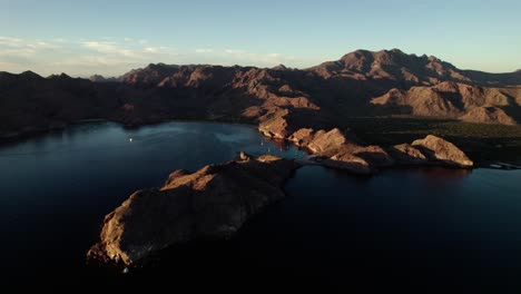 Paisaje-Al-Atardecer-En-Agua-Verde-En-El-Mar-De-Cortez,-Península-De-Baja-En-Baja-California,-México---Toma-Aérea-De-Drones