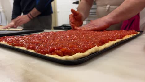 escena de la panadería: elaboración artesanal de una empanada de tomate hecha a mano