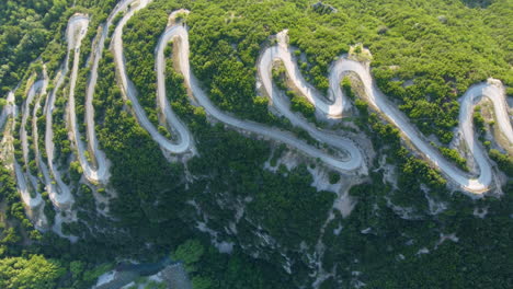 vista aérea de la carretera provincial con muchos zigzags en el epirus zagorohoria, grecia