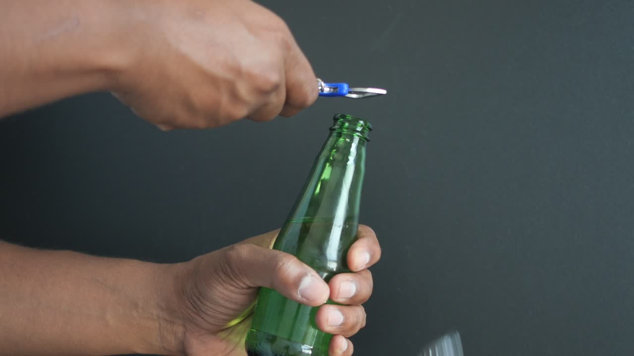abrir una botella verde con un abridor de botellas