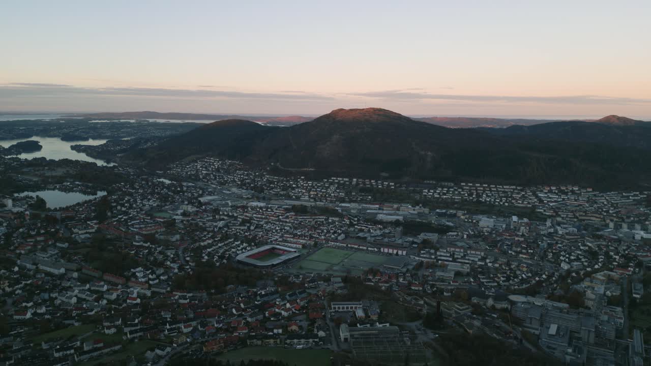노르웨이의 베르겐 (bergen) 은 시내의 불빛과 주변 언덕과 함께 황혼에, 공중에서 볼 수 있습니다.