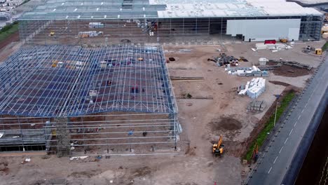 vista aérea del marco de acero del sitio de montaje de la construcción de edificios industriales incompletos