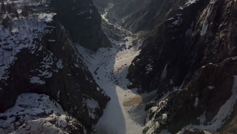 Epische-Drohnenaufnahme,-Die-Eine-Massive-Schlucht-Am-Voringfossen-In-Norwegen-Enthüllt