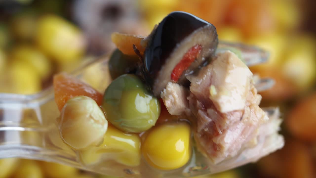 ensalada de atún con verduras mezcladas en un tenedor