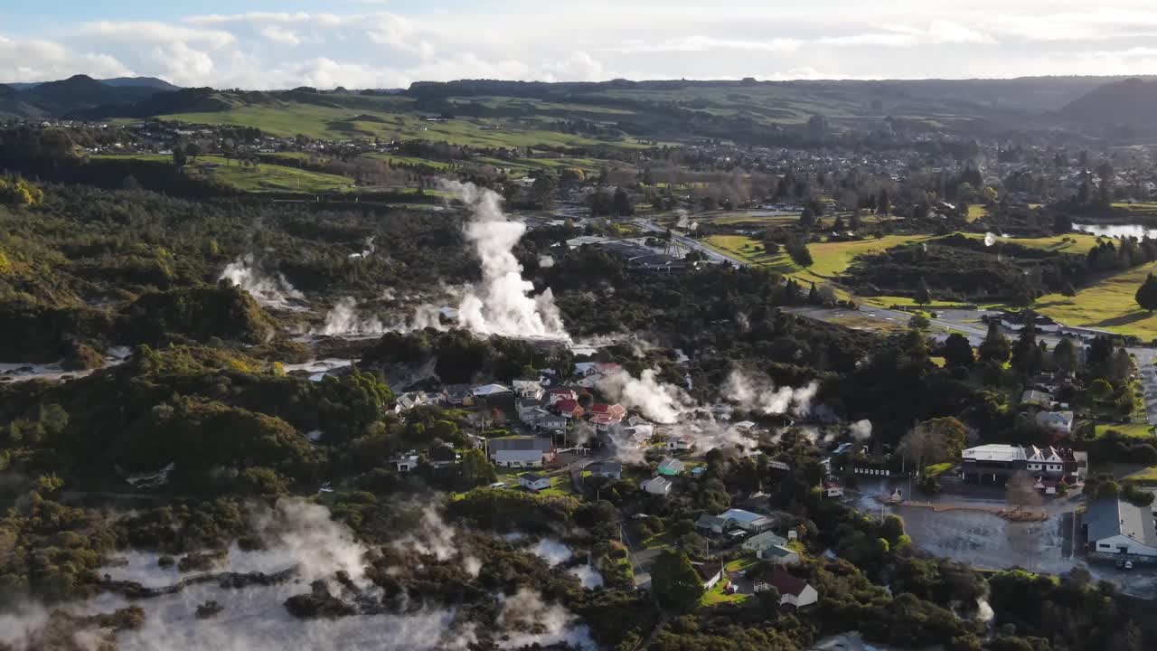 Dronebillede af Whakarewarewa, Maori Living Village i Rotorua. Rejsedestination New Zealand