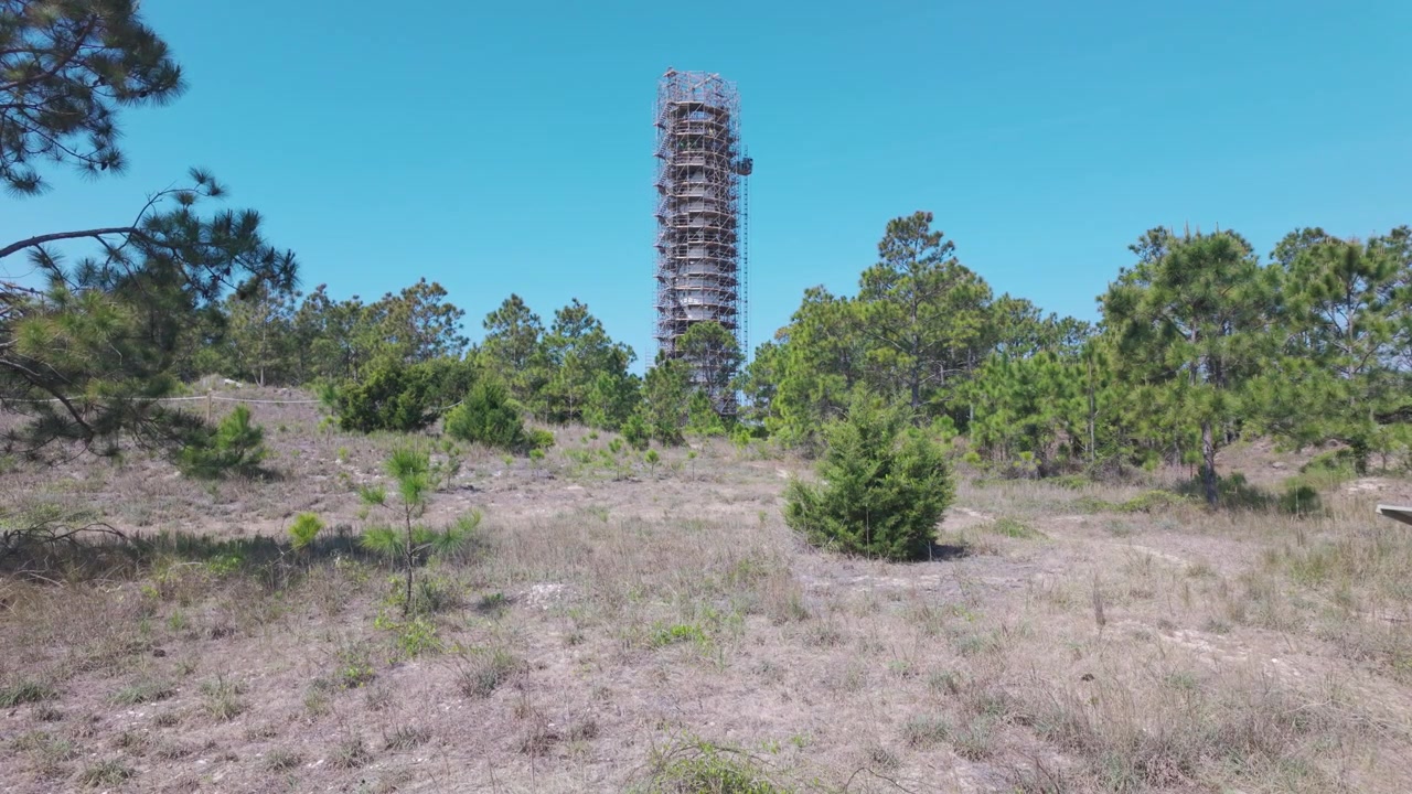 Faro de Cape Lookout en obras en abril de 2026