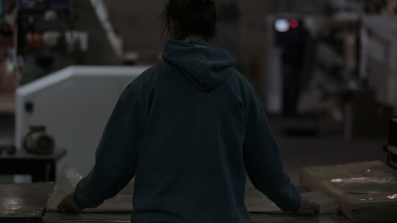 플라스틱 공장에서 비닐봉지를 선택하는 젊은 여성