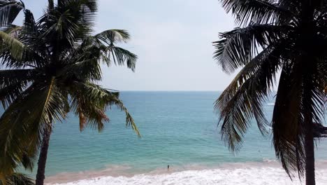 Drone-Volando-Hacia-Adelante-Entre-Dos-Cocoteros-Al-Maravilloso-Océano-Azul,-Mirissa,-Sri-Lanka