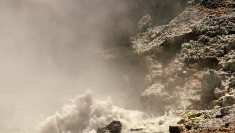 piscina de lodo geotérmico con líquido burbujeante en la isla blanca de whakaari