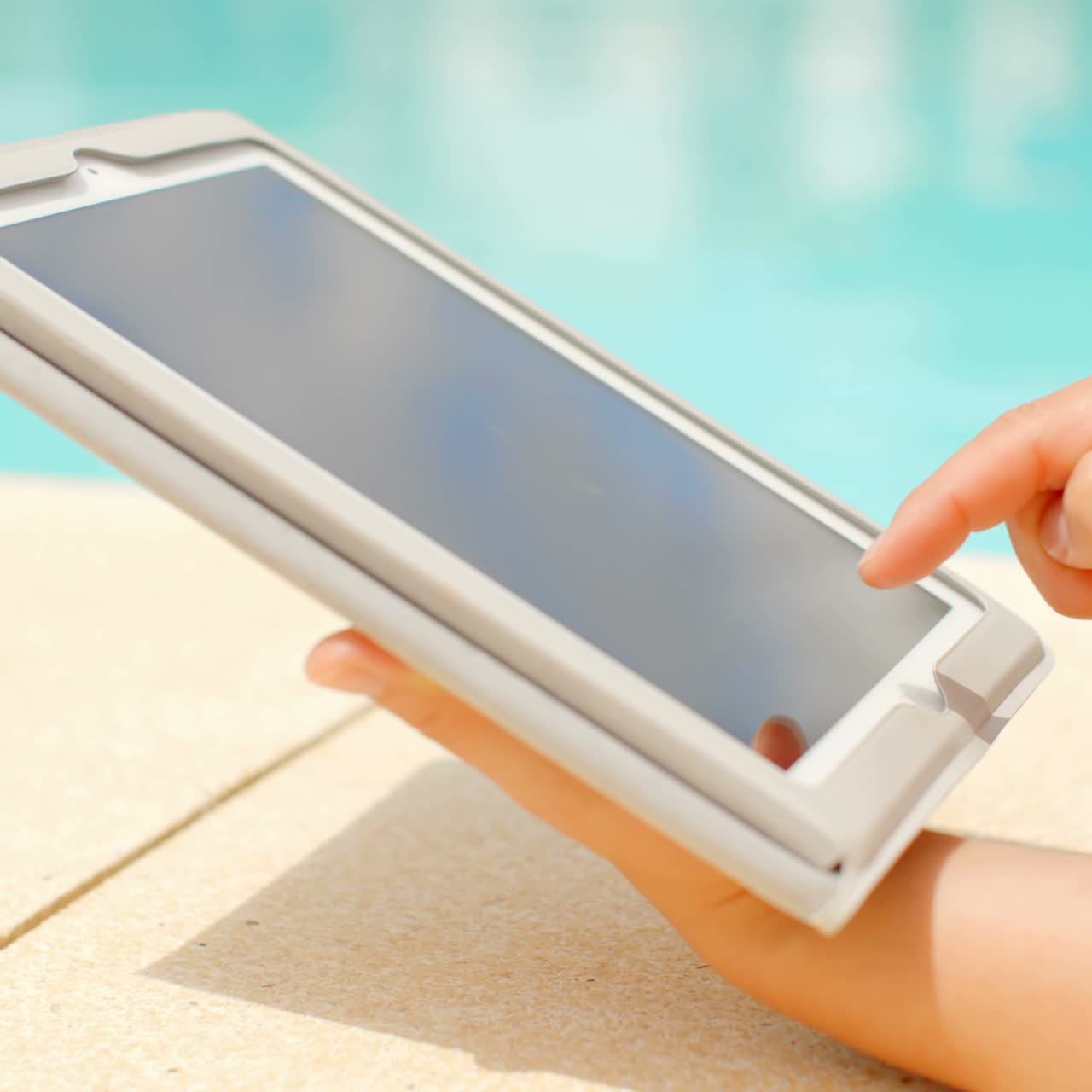 태블릿 장치에서 작업하는 여성