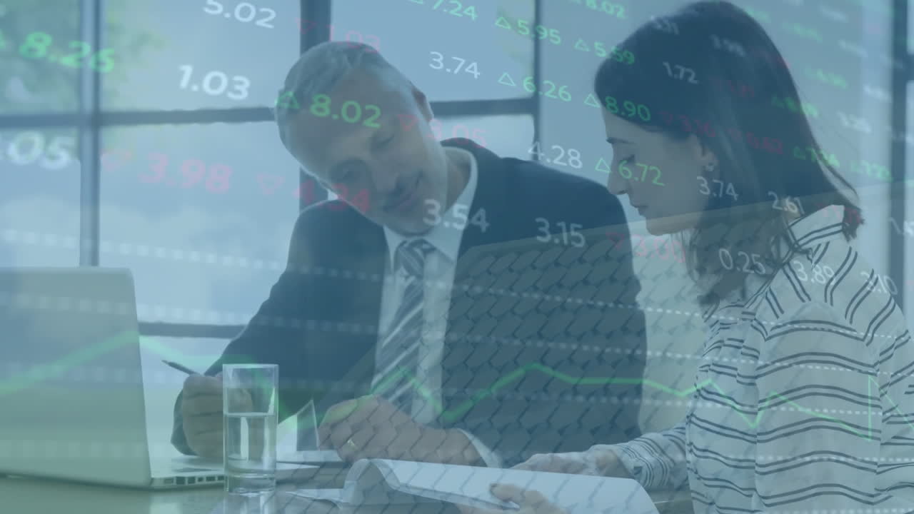 animación de números cambiantes sobre socios caucásicos estrechando la mano en la reunión en la oficina