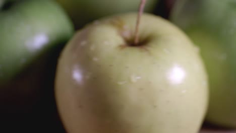 rotación de primer plano de manzanas verdes y amarillas frescas con gotas de agua - toma de primer plano