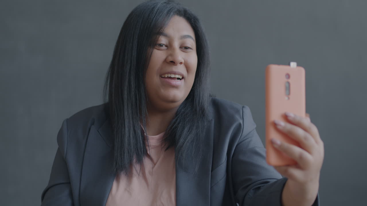 mujer en una llamada de video