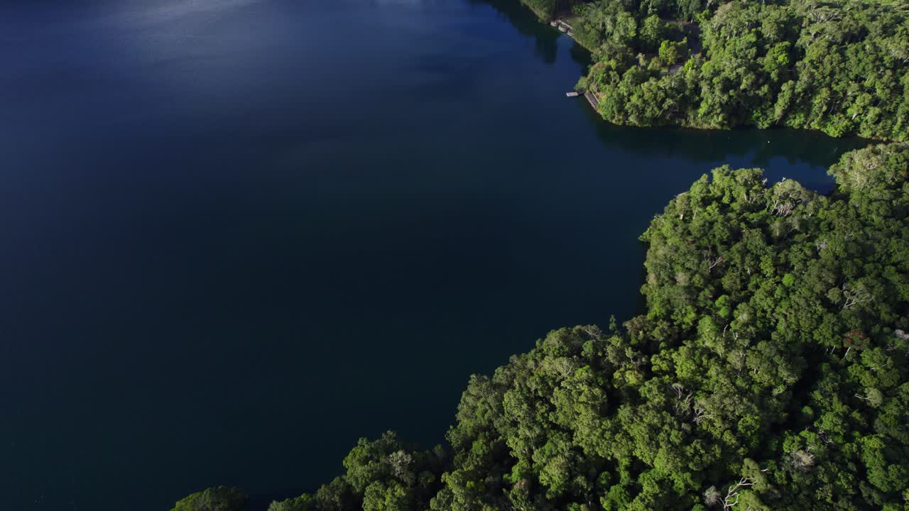 호주 퀸즐랜드주 애서튼 테이블랜드에 있는 호수 각샘과 무성한 초목 - 공중 드론 샷