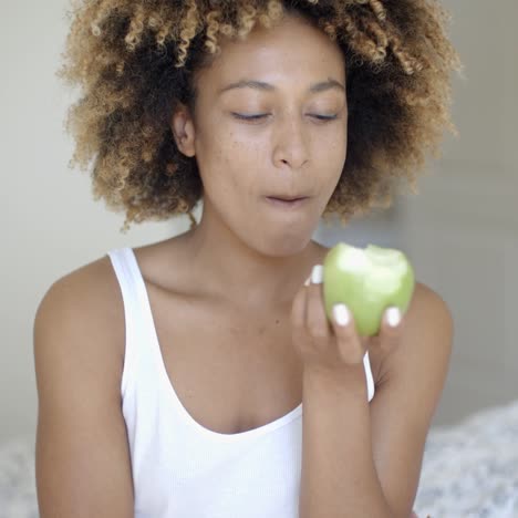 belle jeune fille avec pomme